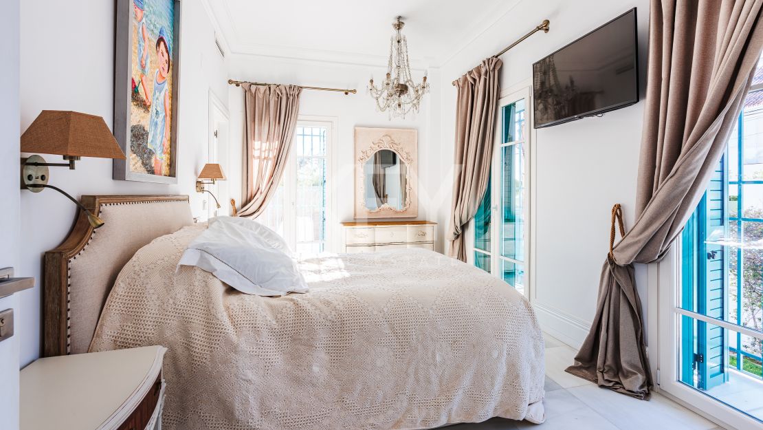 Spacious 13-bedroom villa with pool in Marbella Centre