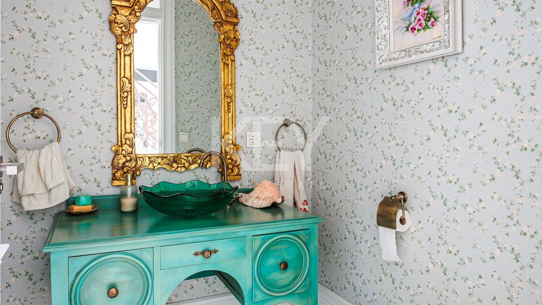 Spacious 13-bedroom villa with pool in Marbella Centre