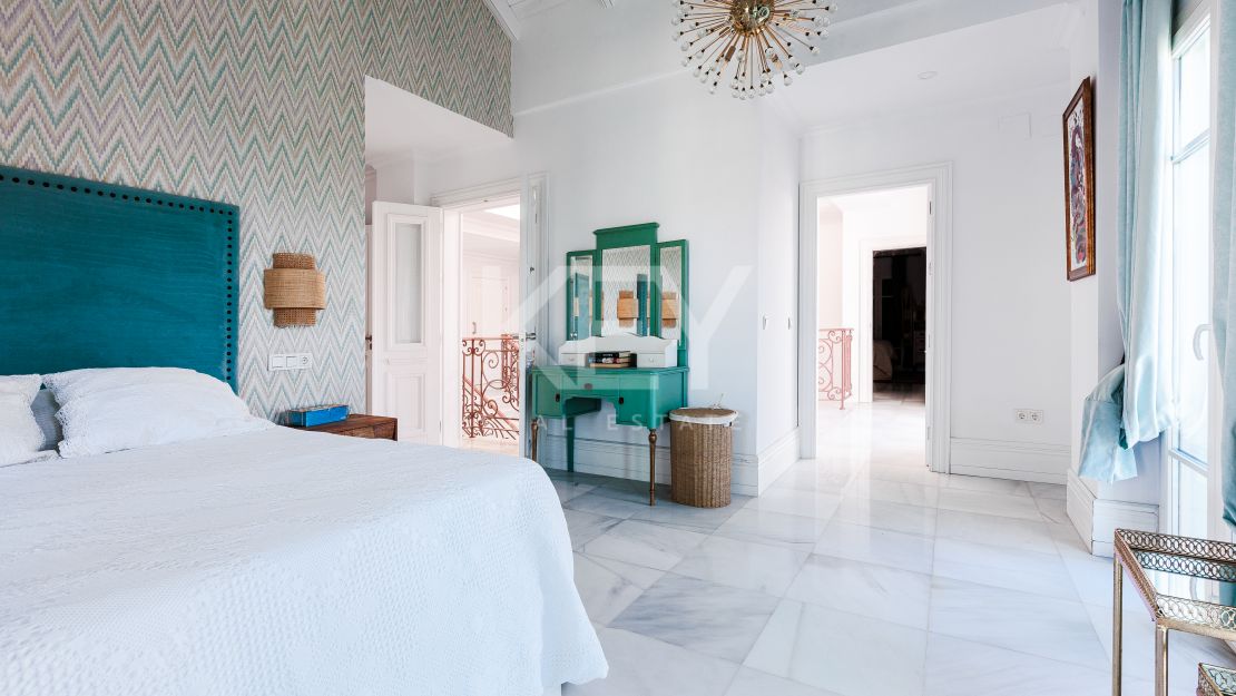 Spacious 13-bedroom villa with pool in Marbella Centre