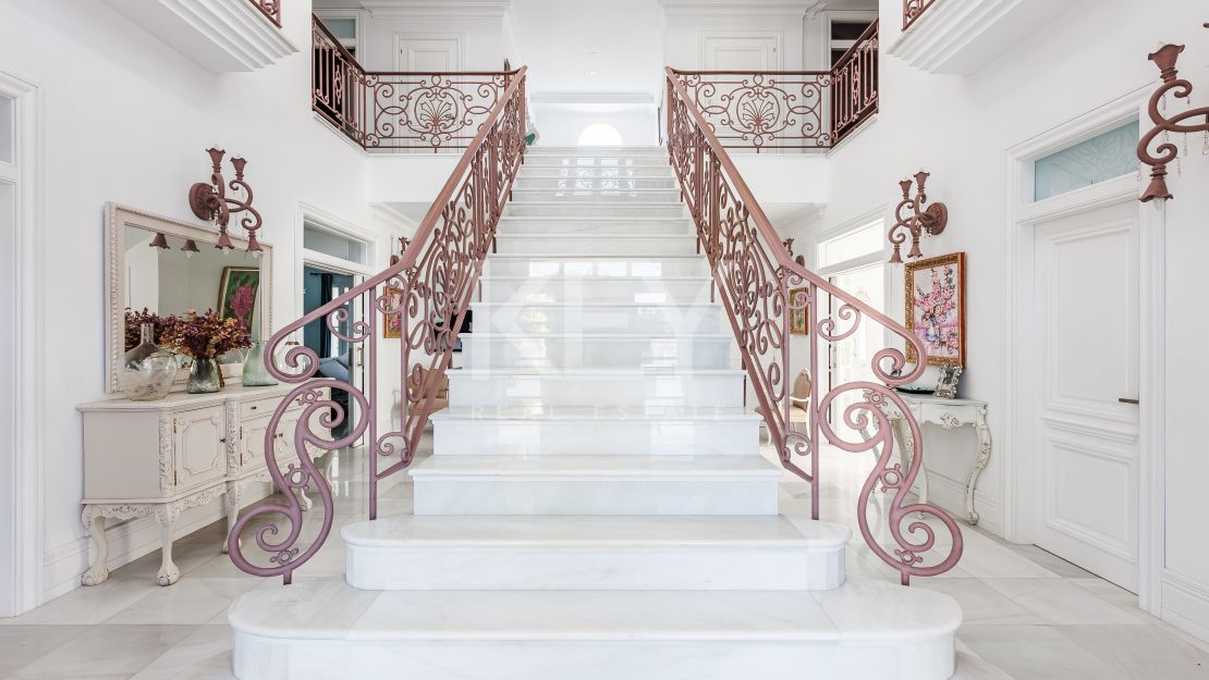 Spacious 13-bedroom villa with pool in Marbella Centre