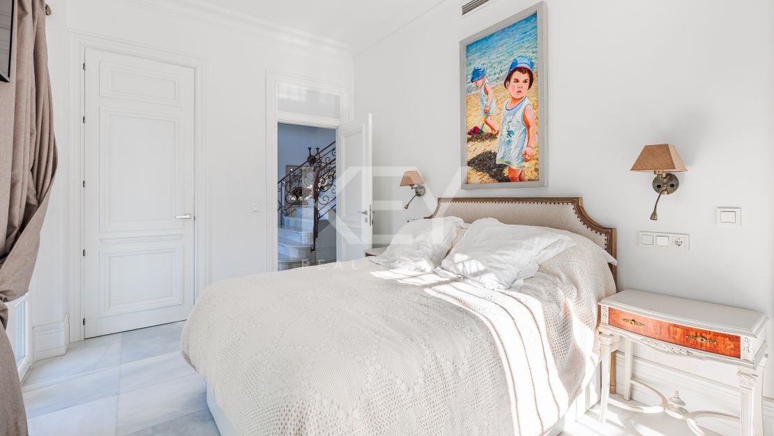 Spacious 13-bedroom villa with pool in Marbella Centre