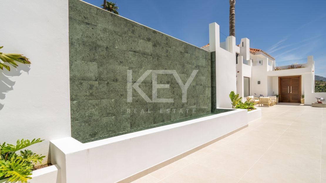 Средиземноморская вилла с видом на море в Нуэва Андалусия