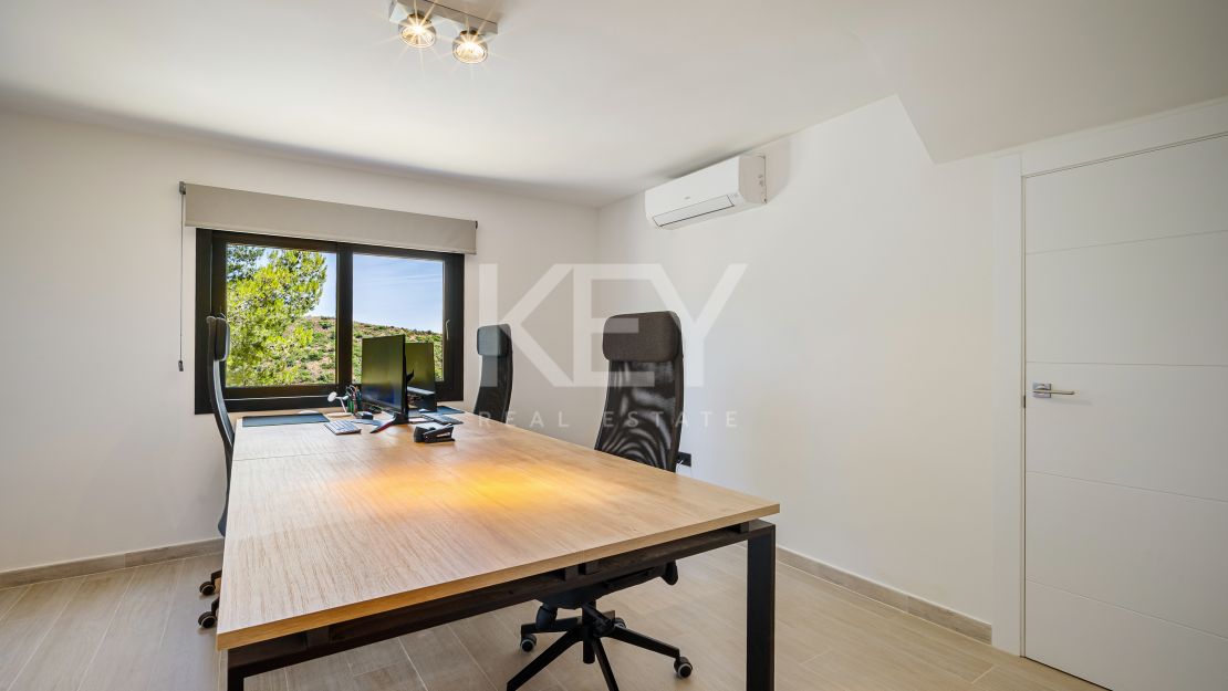 Средиземноморская вилла с видом на море в Нуэва Андалусия