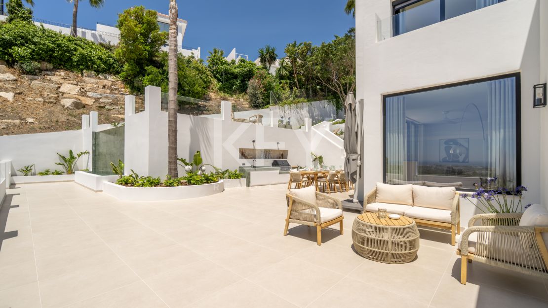 Средиземноморская вилла с видом на море в Нуэва Андалусия