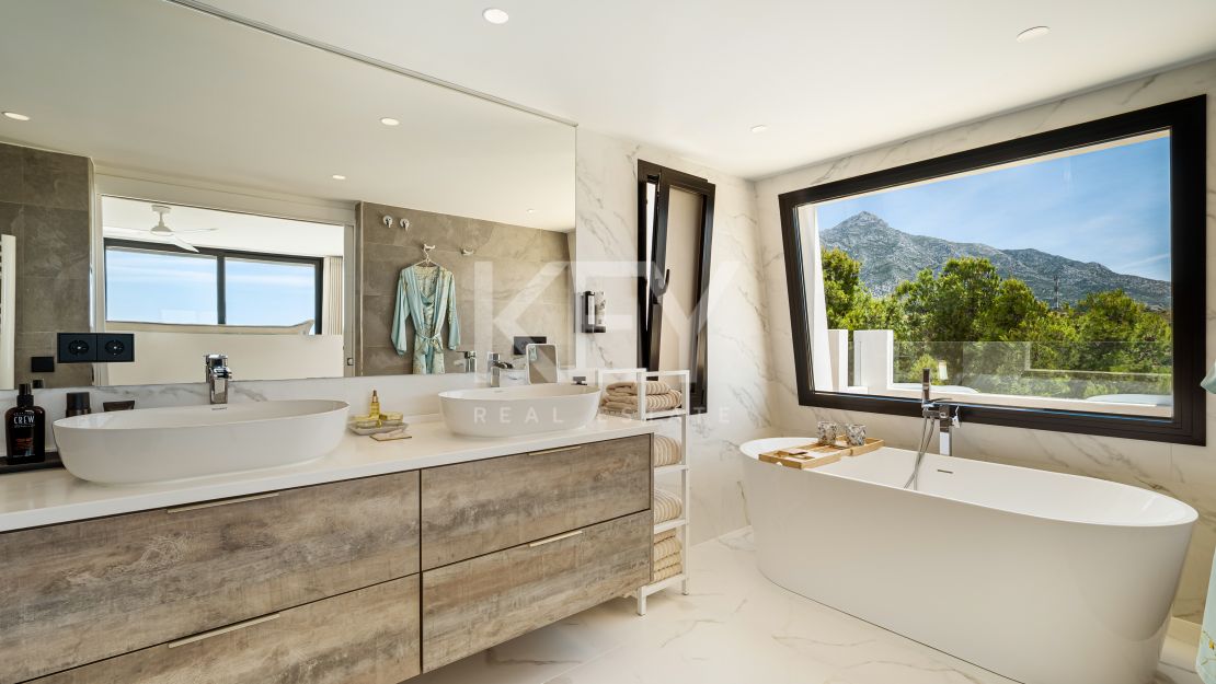 Средиземноморская вилла с видом на море в Нуэва Андалусия