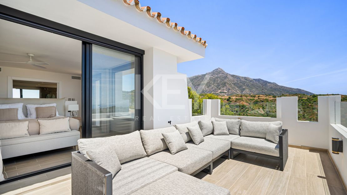 Средиземноморская вилла с видом на море в Нуэва Андалусия