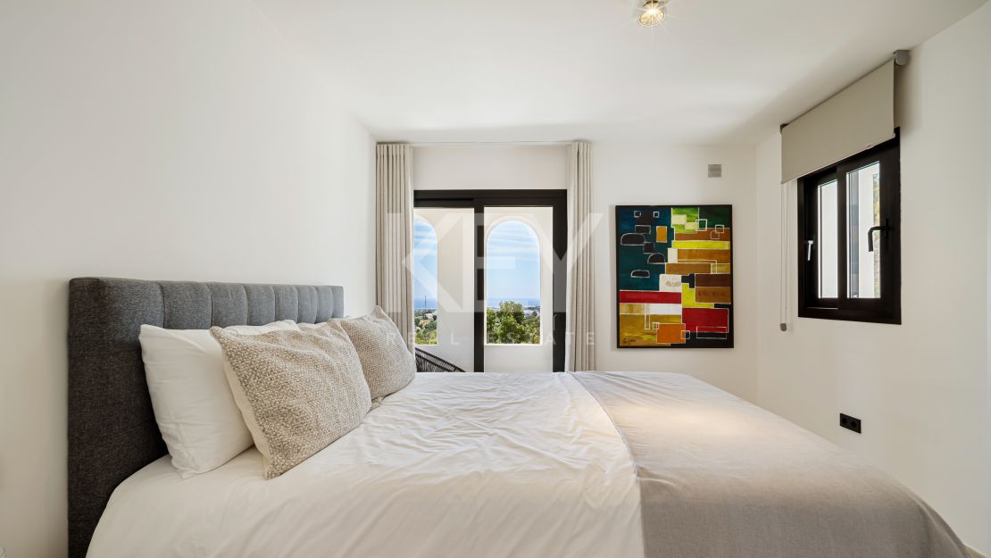 Средиземноморская вилла с видом на море в Нуэва Андалусия