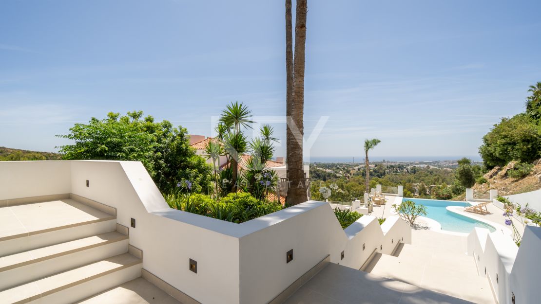 Средиземноморская вилла с видом на море в Нуэва Андалусия