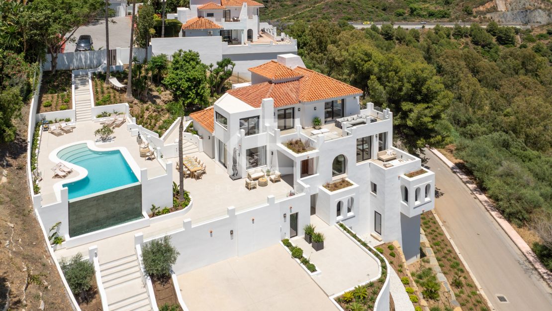 Средиземноморская вилла с видом на море в Нуэва Андалусия
