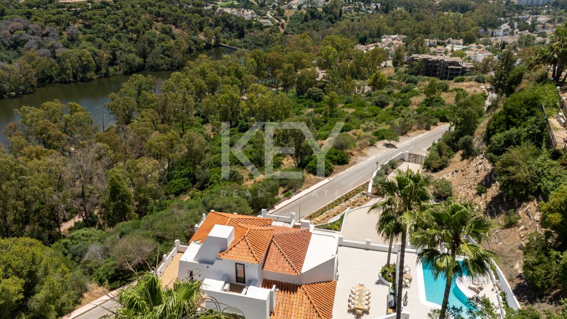 Средиземноморская вилла с видом на море в Нуэва Андалусия