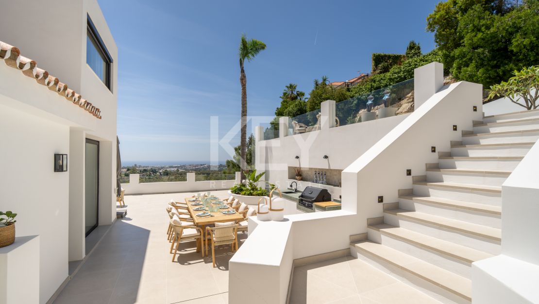 Средиземноморская вилла с видом на море в Нуэва Андалусия