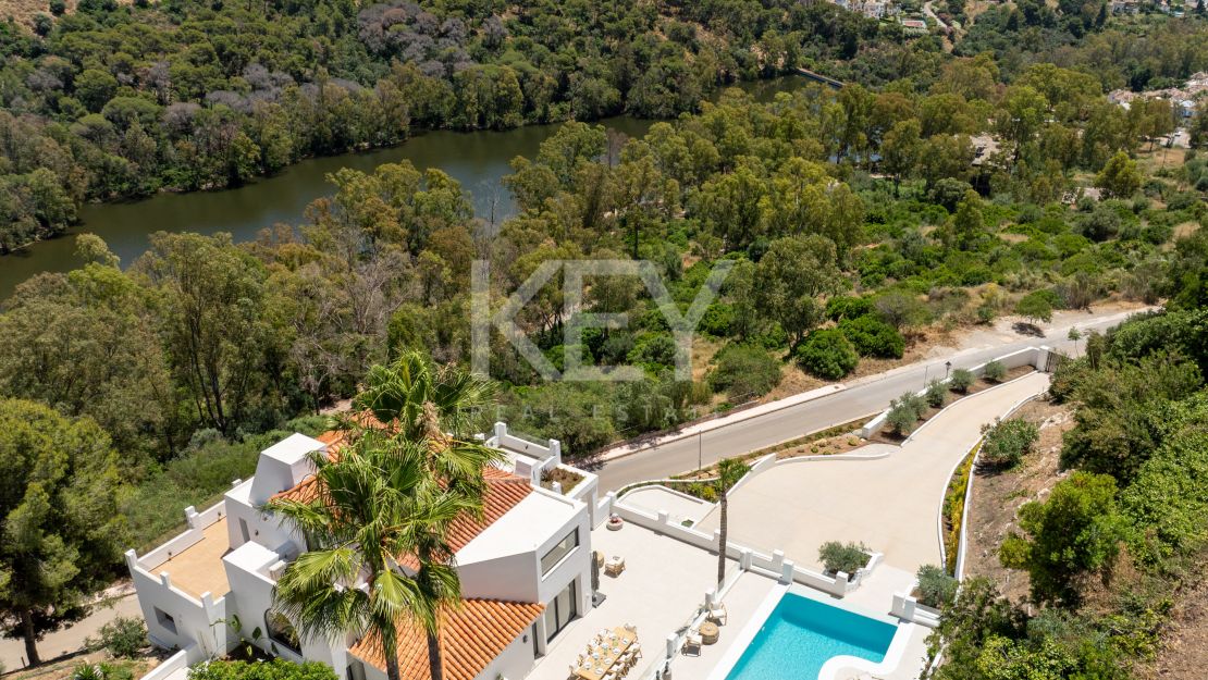 Средиземноморская вилла с видом на море в Нуэва Андалусия