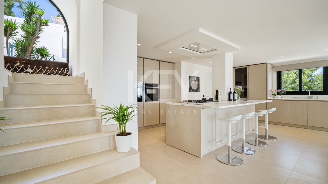 Средиземноморская вилла с видом на море в Нуэва Андалусия