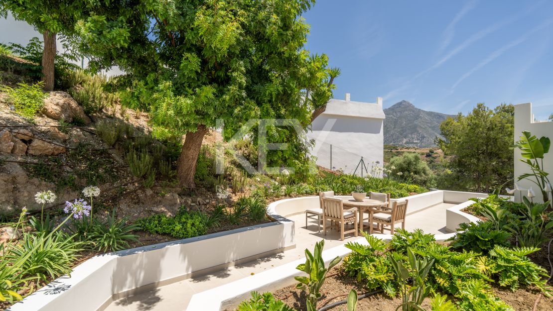 Средиземноморская вилла с видом на море в Нуэва Андалусия