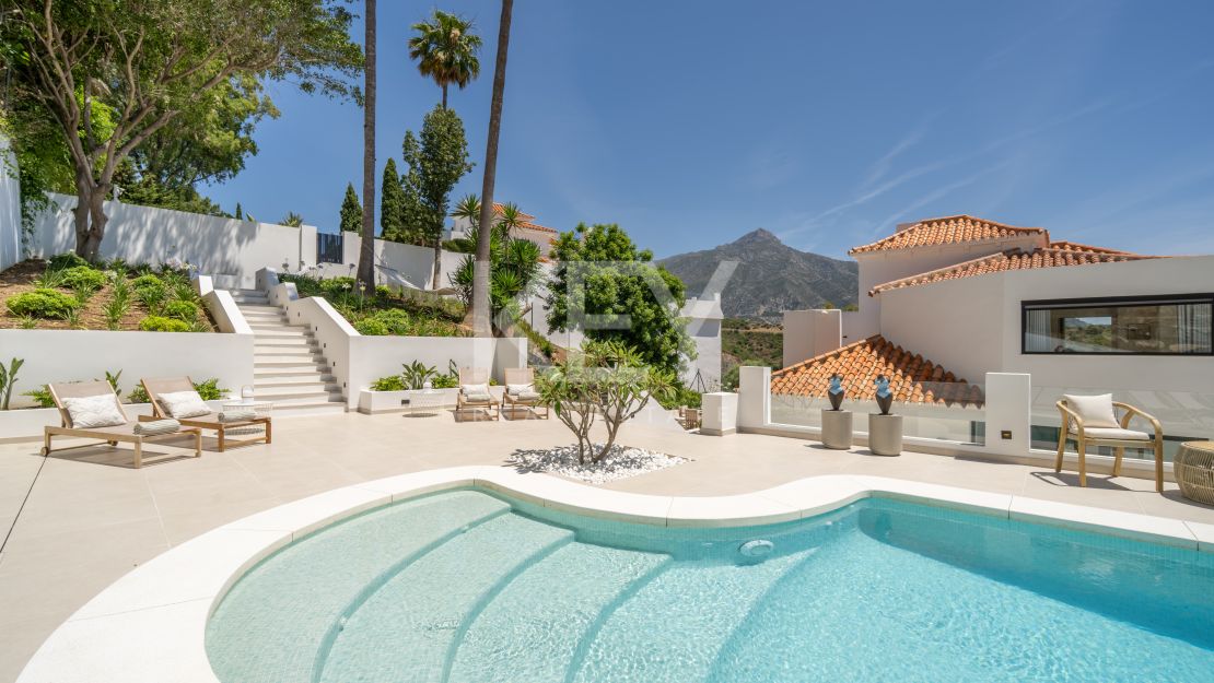Средиземноморская вилла с видом на море в Нуэва Андалусия