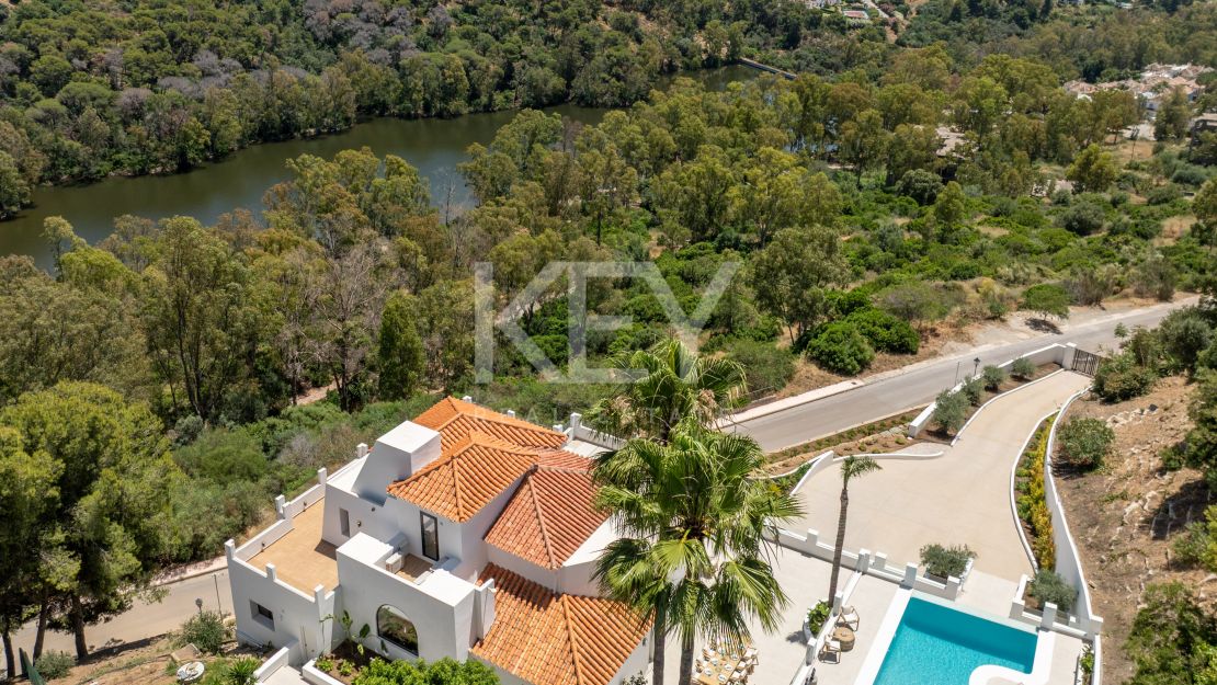 Средиземноморская вилла с видом на море в Нуэва Андалусия