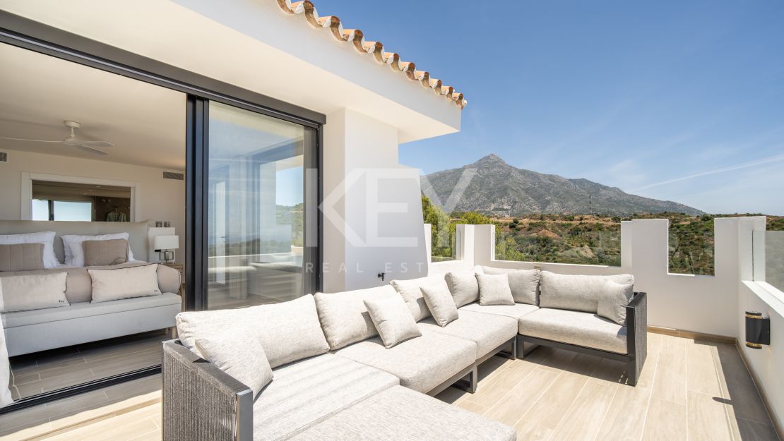 Средиземноморская вилла с видом на море в Нуэва Андалусия