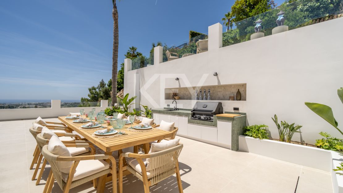 Средиземноморская вилла с видом на море в Нуэва Андалусия