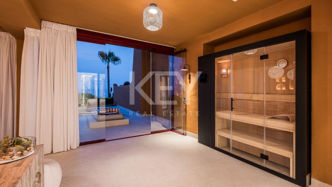 Beachfront apartment with private pool and sea views in Los Granados del Mar