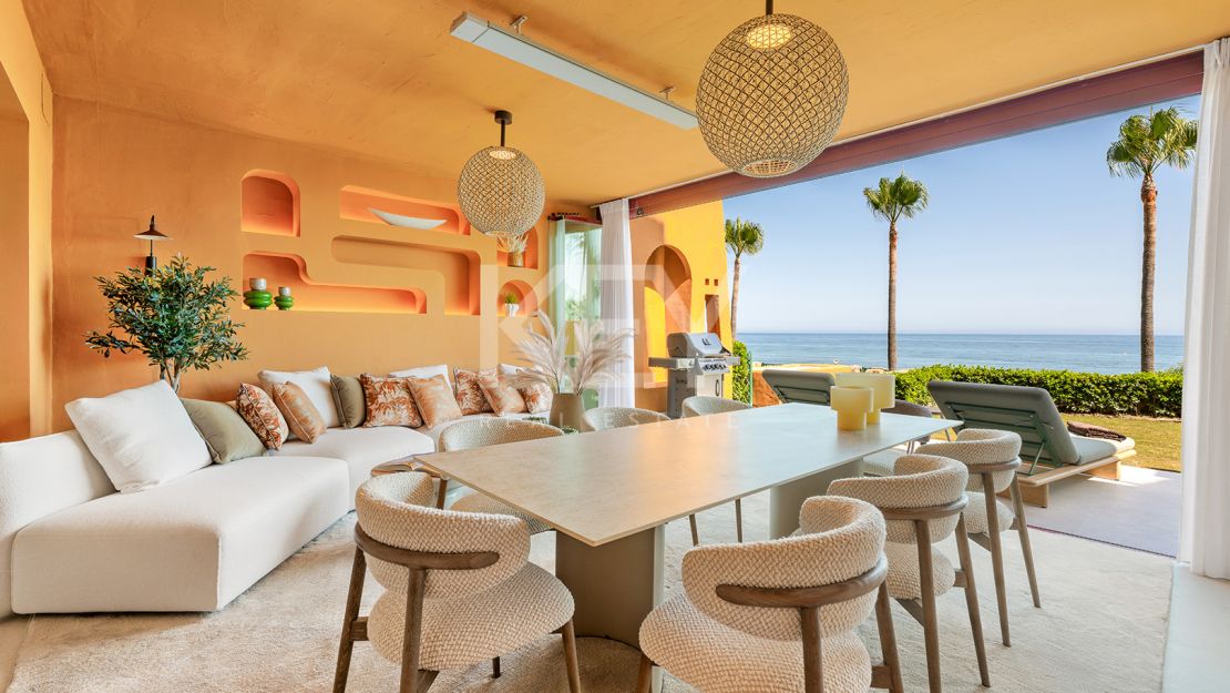 Beachfront apartment with private pool and sea views in Los Granados del Mar