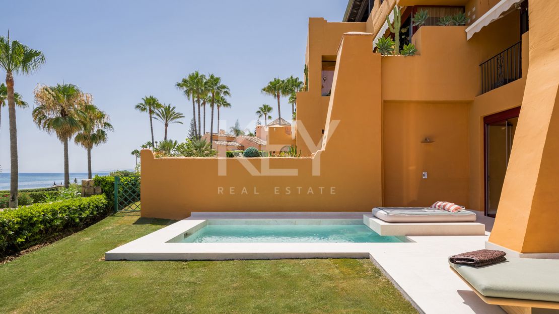 Beachfront apartment with private pool and sea views in Los Granados del Mar