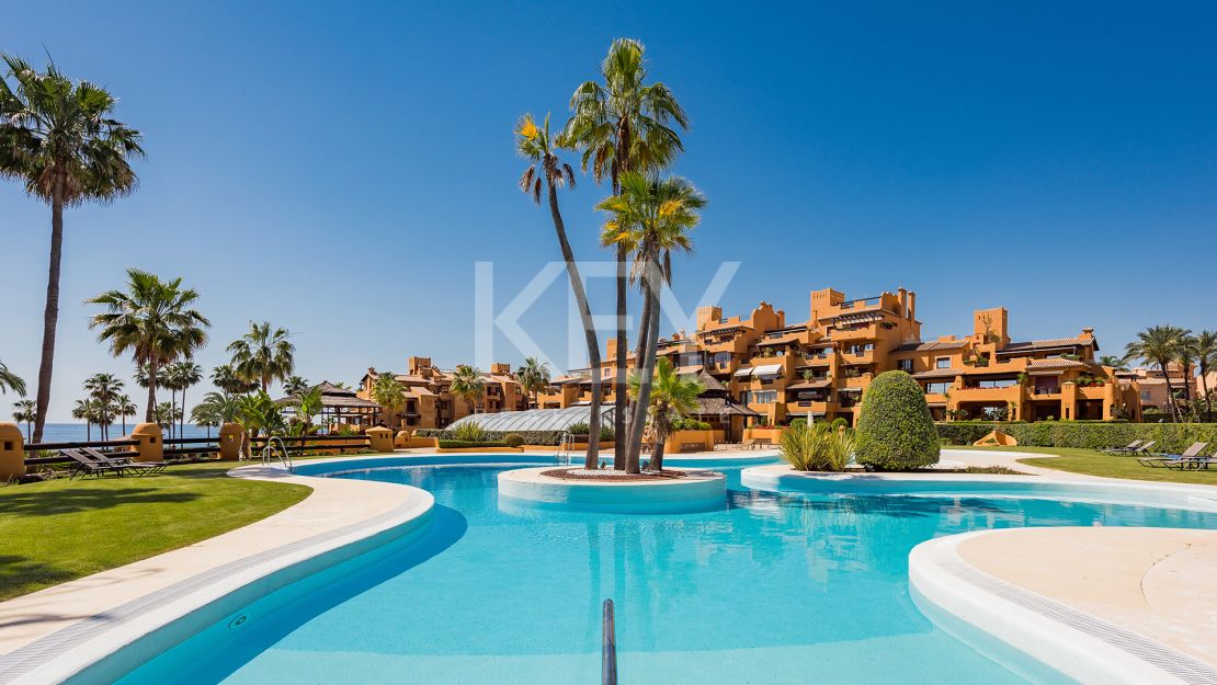 Beachfront apartment with private pool and sea views in Los Granados del Mar