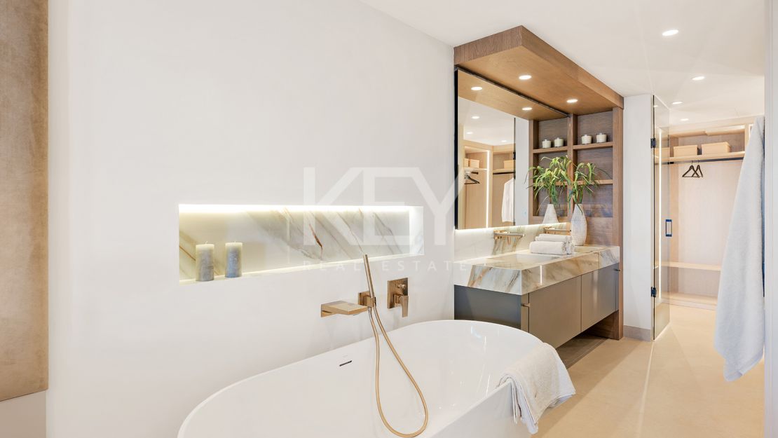 Beachfront apartment with private pool and sea views in Los Granados del Mar