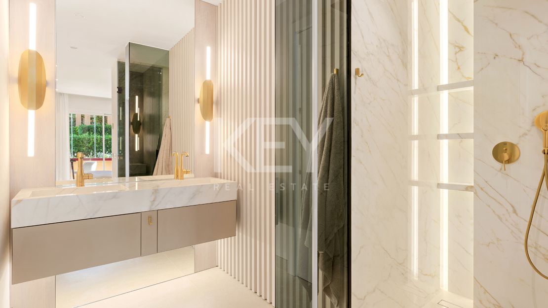 Beachfront apartment with private pool and sea views in Los Granados del Mar