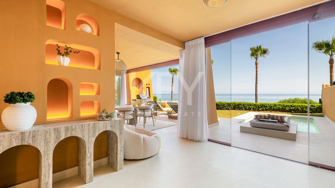 Beachfront apartment with private pool and sea views in Los Granados del Mar