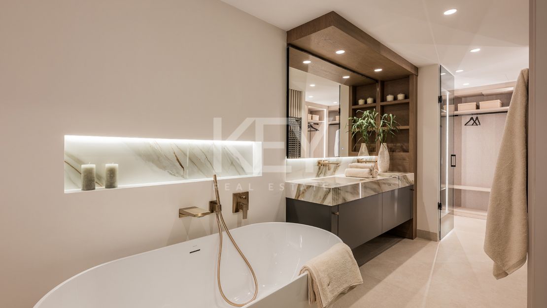 Beachfront apartment with private pool and sea views in Los Granados del Mar