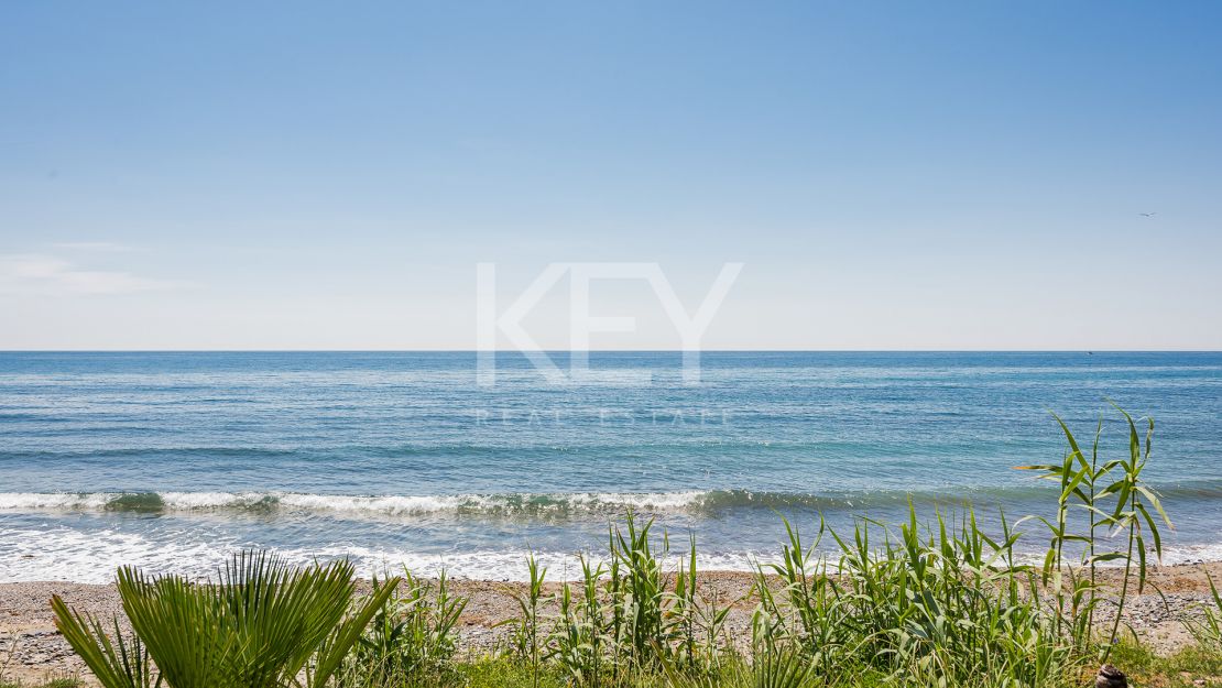 Beachfront apartment with private pool and sea views in Los Granados del Mar