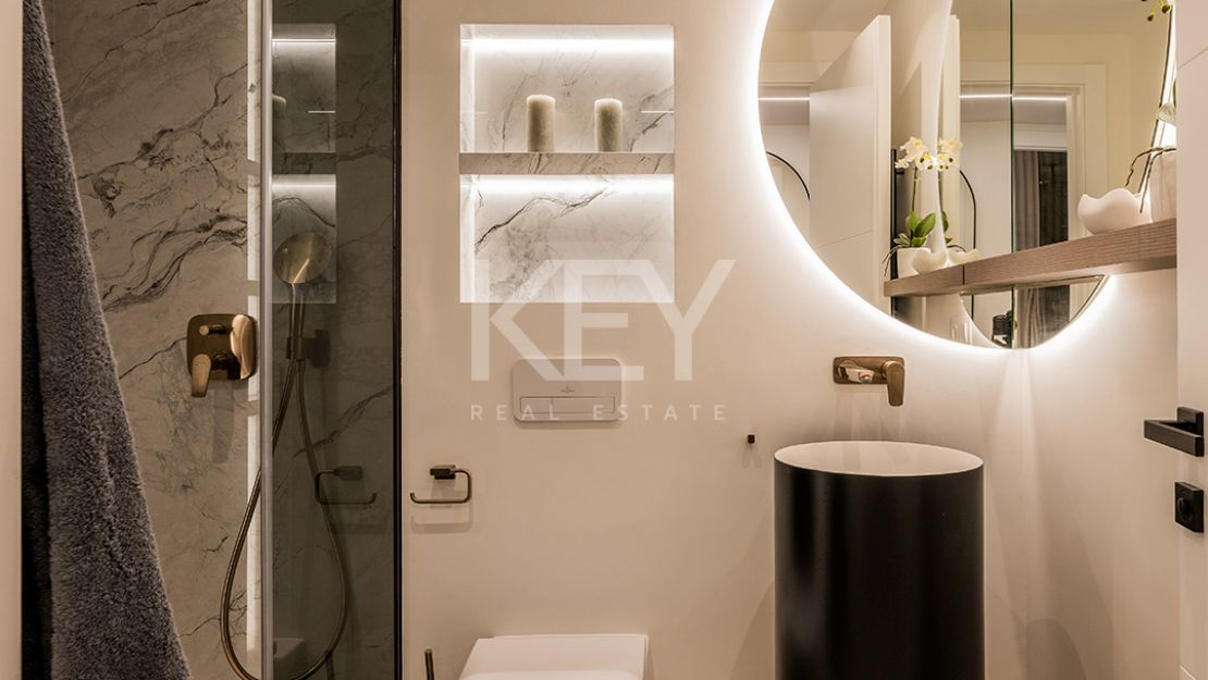 Beachfront apartment with private pool and sea views in Los Granados del Mar