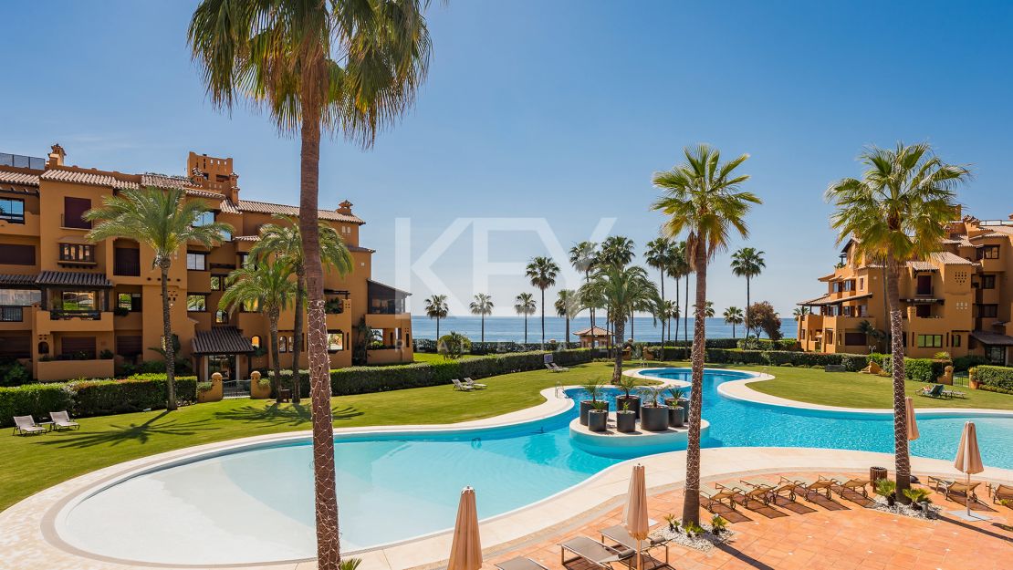 Beachfront apartment with private pool and sea views in Los Granados del Mar