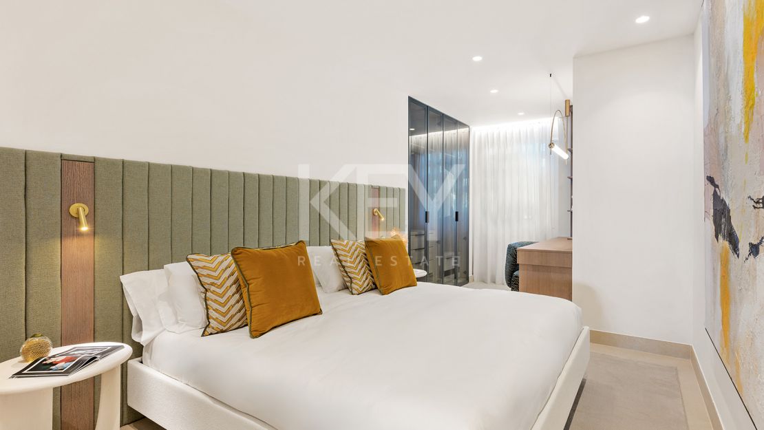 Beachfront apartment with private pool and sea views in Los Granados del Mar