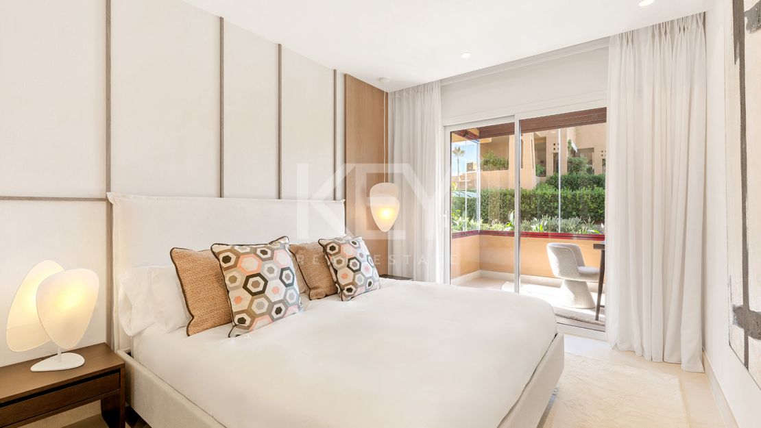 Beachfront apartment with private pool and sea views in Los Granados del Mar