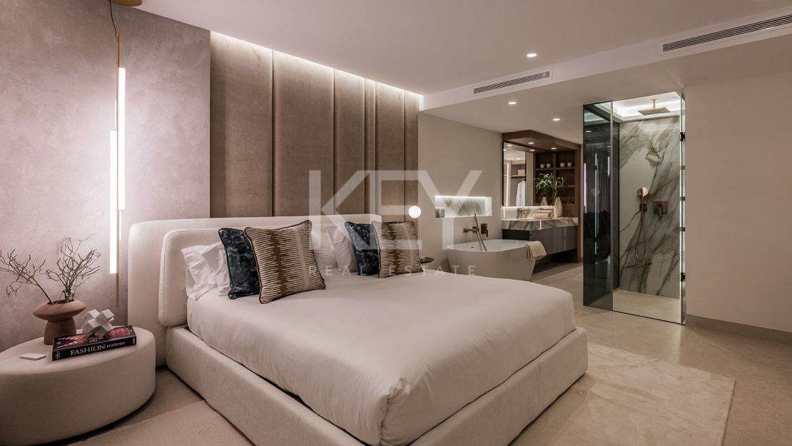 Beachfront apartment with private pool and sea views in Los Granados del Mar