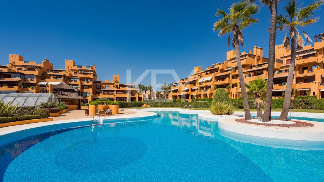 Beachfront apartment with private pool and sea views in Los Granados del Mar