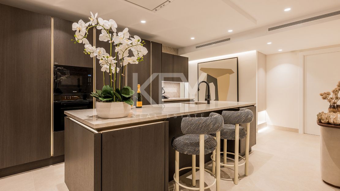 Beachfront apartment with private pool and sea views in Los Granados del Mar