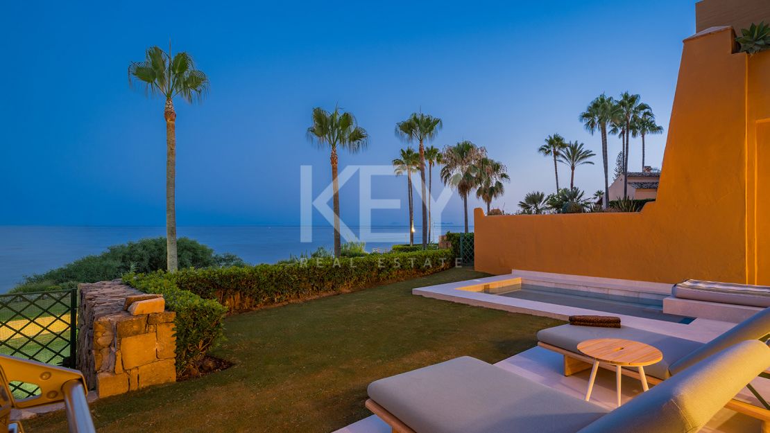 Beachfront apartment with private pool and sea views in Los Granados del Mar