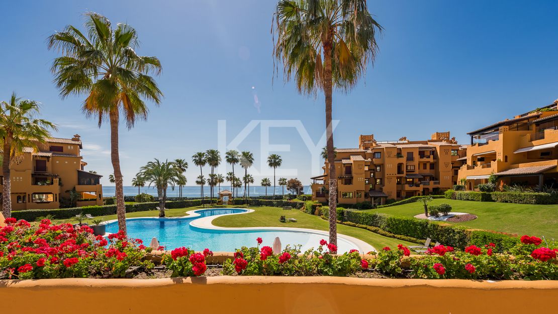 Beachfront apartment with private pool and sea views in Los Granados del Mar