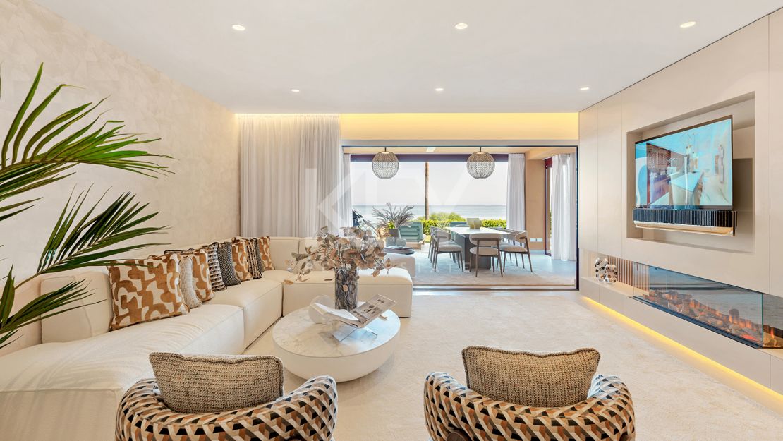 Beachfront apartment with private pool and sea views in Los Granados del Mar