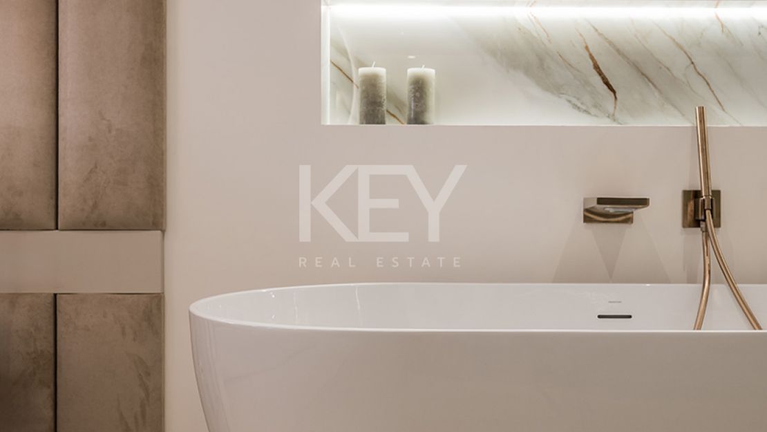 Beachfront apartment with private pool and sea views in Los Granados del Mar