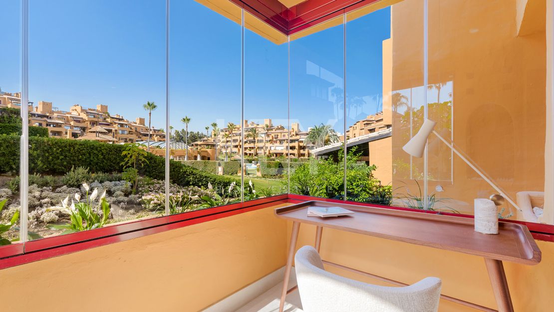 Beachfront apartment with private pool and sea views in Los Granados del Mar