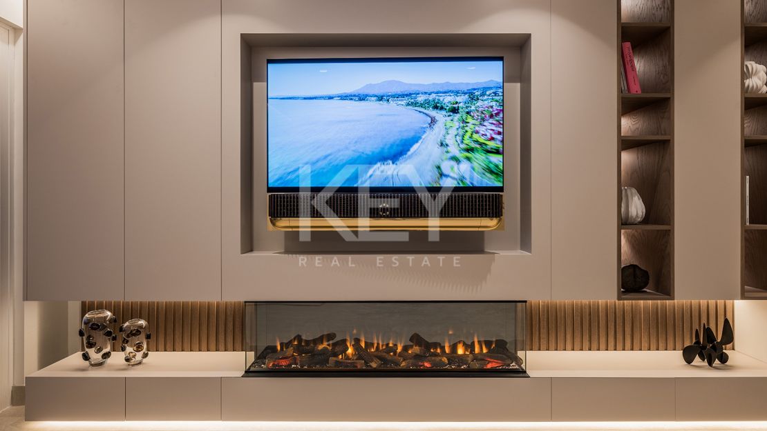 Beachfront apartment with private pool and sea views in Los Granados del Mar