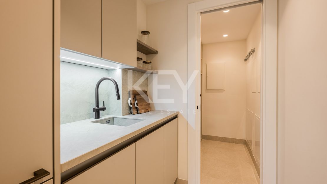 Beachfront apartment with private pool and sea views in Los Granados del Mar