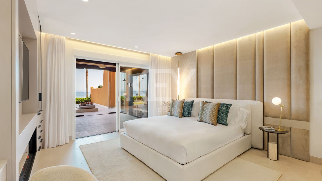 Beachfront apartment with private pool and sea views in Los Granados del Mar