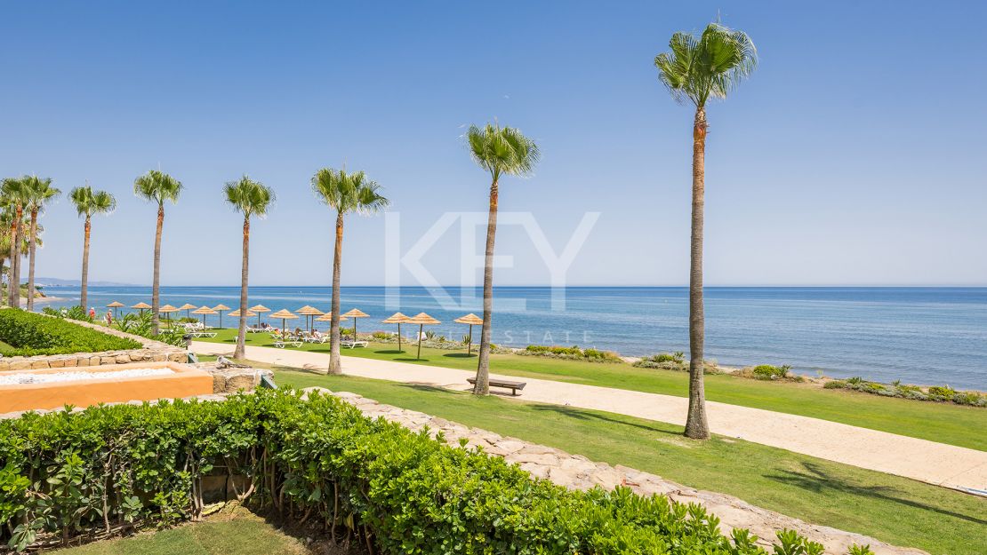Beachfront apartment with private pool and sea views in Los Granados del Mar
