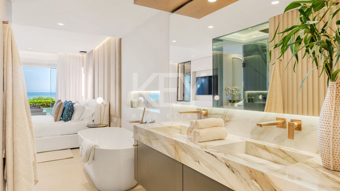 Beachfront apartment with private pool and sea views in Los Granados del Mar