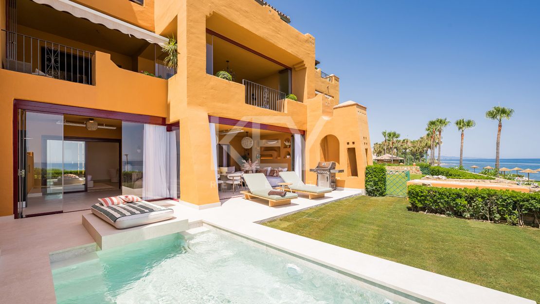 Beachfront apartment with private pool and sea views in Los Granados del Mar