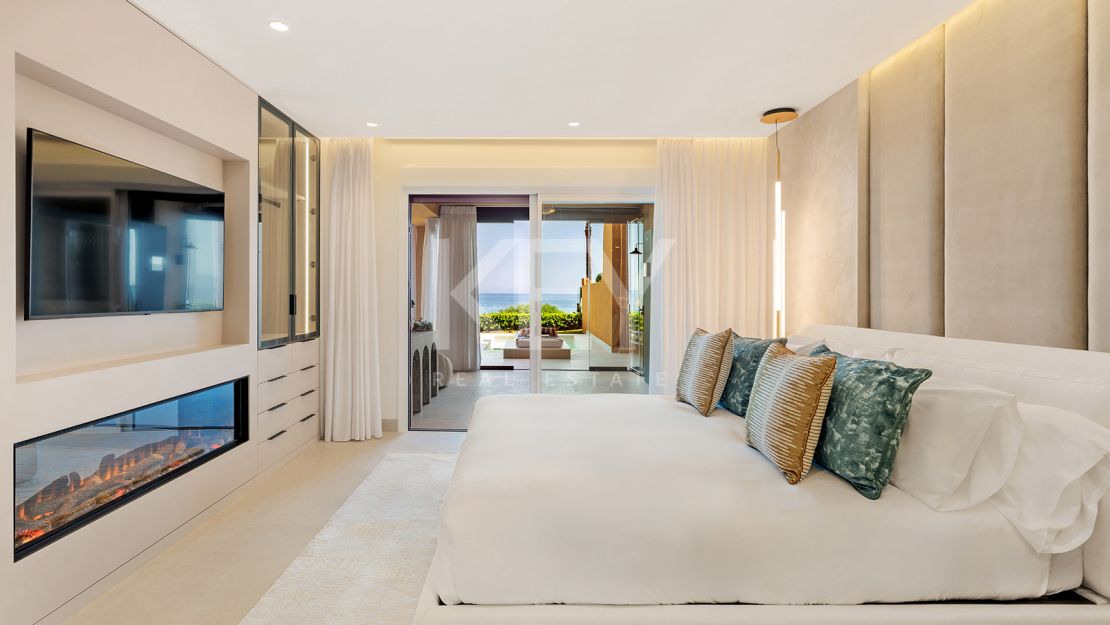 Beachfront apartment with private pool and sea views in Los Granados del Mar